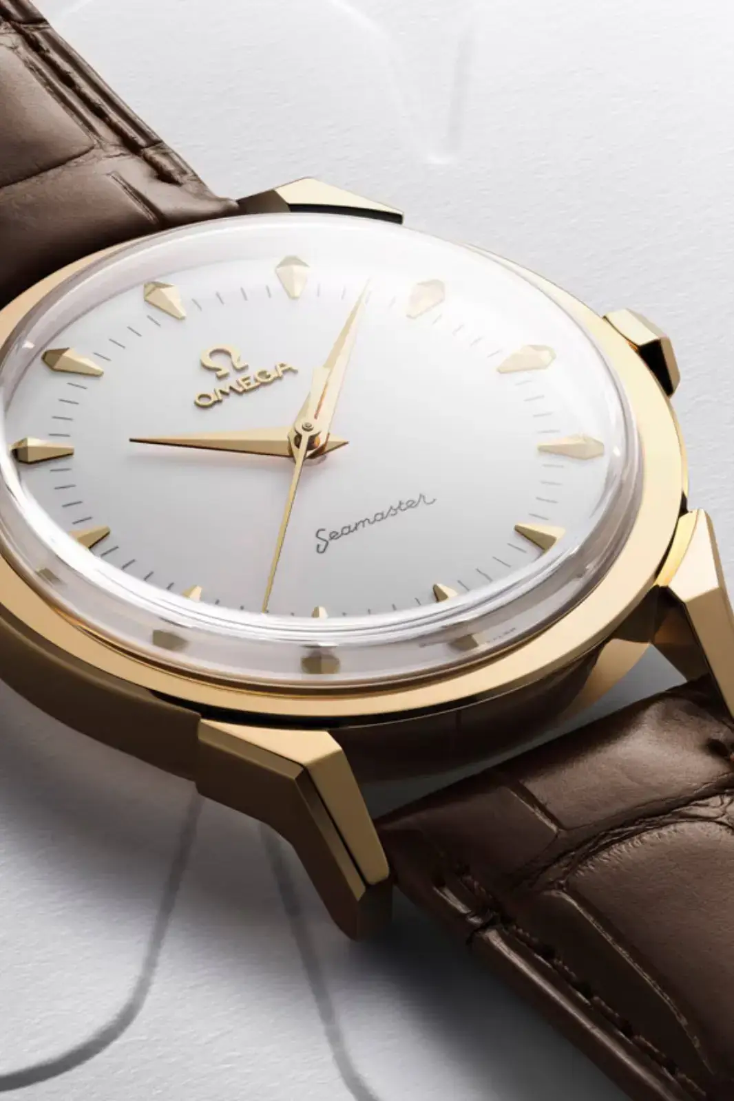 Omega lance une nouvelle Speedmaster 38 mm JO Milan-Cortina 2026-montre or-homme-bracelet cuir brun-3-4