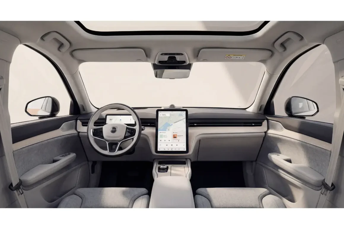 Intérieur Volvo EX90 avec écran central 14,5 pouces, planche de bord minimaliste et matériaux durables