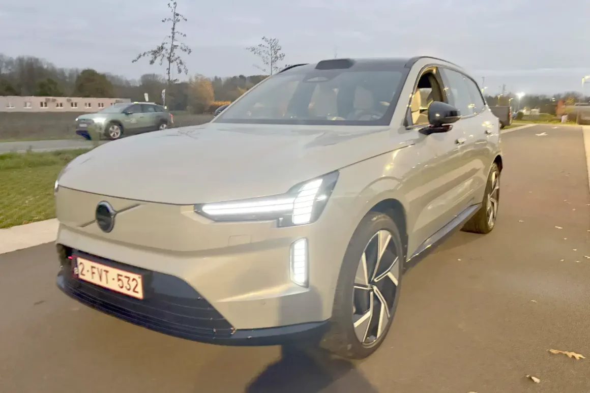 Volvo EX90-Twin-Motor-avant-3-4